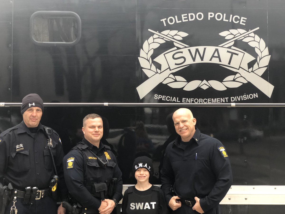 amkurt's tweet photo. @Delta Thanks 4 making my son’s 1st flight magical. Instead of “stuff” for 🎄, you’ve inspired us 2 create more memories. No LEGOs were given; only trips to build with @LEGO_Group at @LEGOLANDFlorida &amp; to NYC to shake hands w/@NYCPolice_Dept; Bruce wants to be SWAT someday. https://t.co/uVrV9R8igz