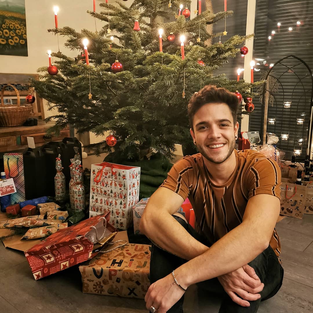 haenni__luca's tweet photo. Hey guys i hope you had a nice christmas🎄🤗 #home #happy  #christmas https://t.co/vZpuA04oWK