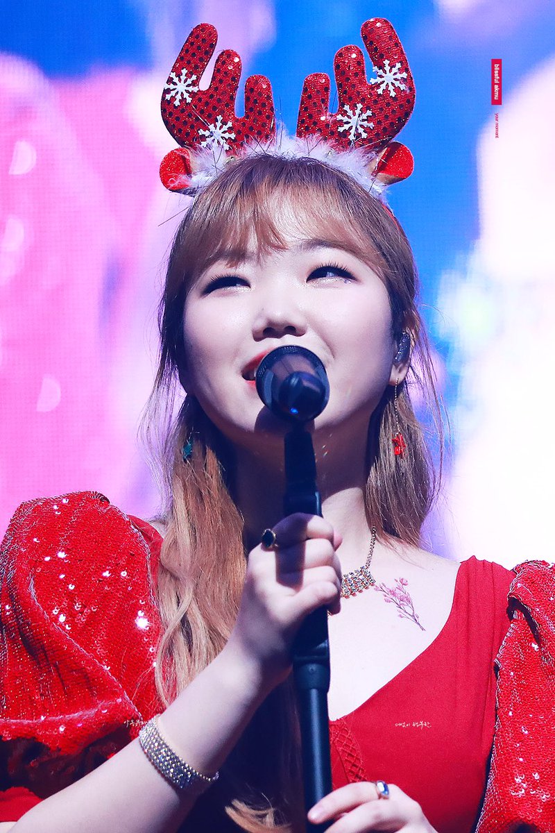 191225 항해 대구콘서트 #수현 HQ

천사 요정 공주 여왕 어떤 단어로도 설명 불가
그냥 이젠 돋보적인 존재
천사 요정 공주 여왕이 이수현인 세상

#악동뮤지션 #악뮤 #악뮤수현 #이수현
#akmu #suhyun <a href="/official_akmu/">official AKMU</a>