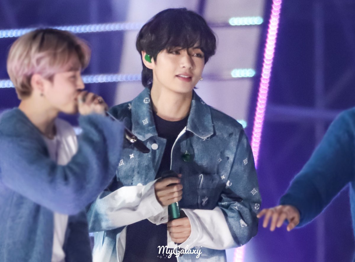 _mygalaxy_v's tweet photo. 191225  SBS✨

#bts #v #taehyung #방탄소년단 #뷔 #태형 #태태 #sbs https://t.co/BFM9AIZSDz