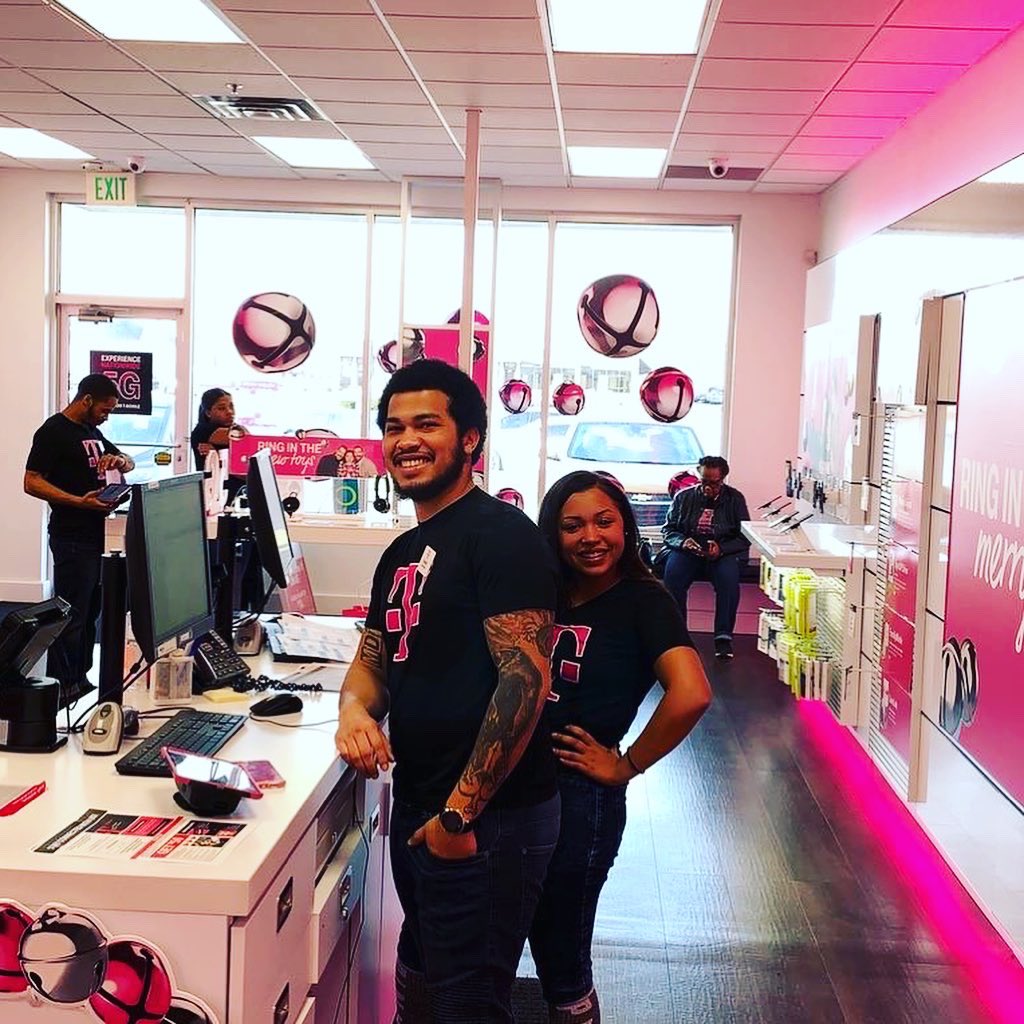 mobile_collins's tweet photo. The Giving Season continued... see us today! β€οΈππ #StopByToday #CustomerObsessed #CollinsMobile https://t.co/tQ3KiyUvH4