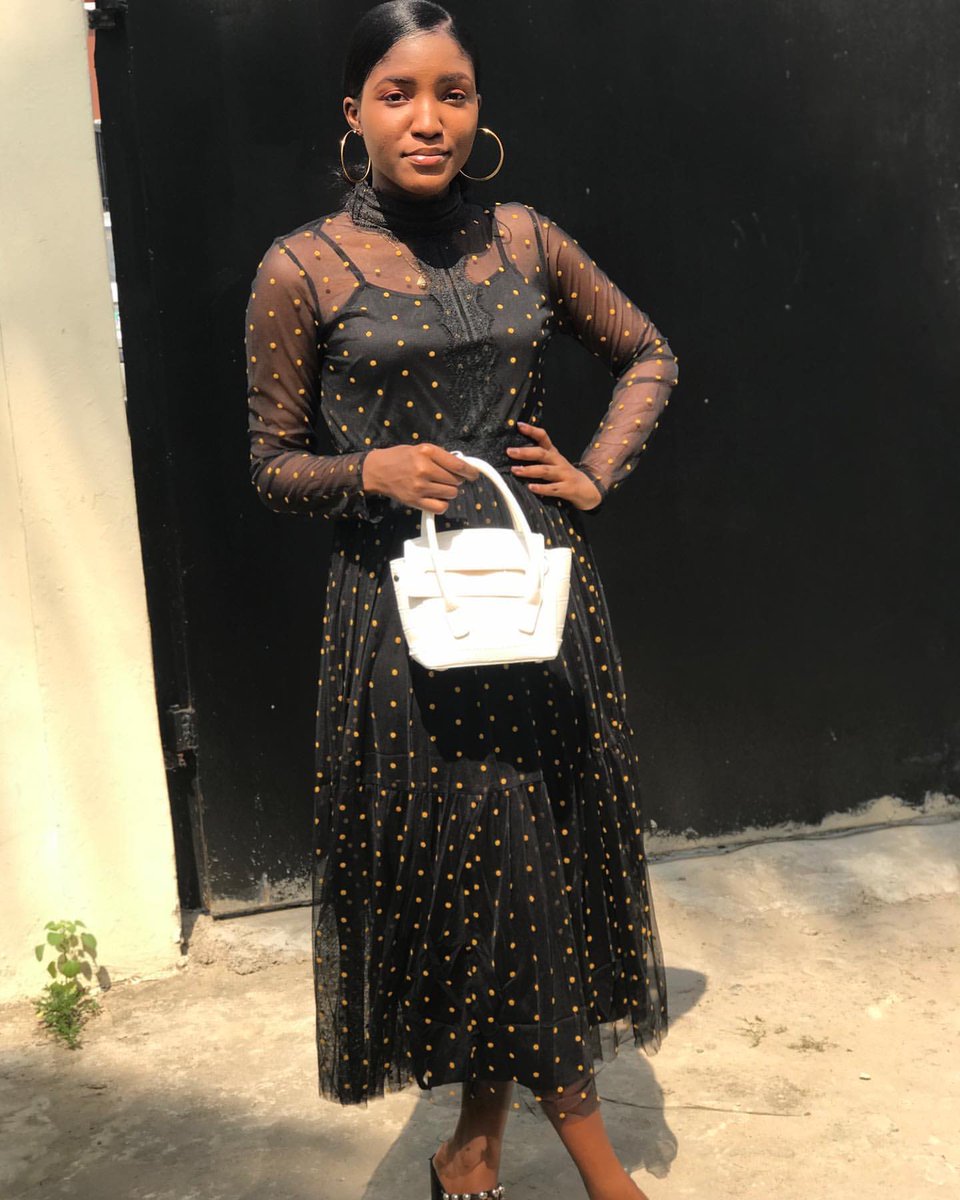 ShopAjiks's tweet photo. This could have been you slaying with the Rands Oblique bag on Christmas Day but beautiful @feranmiokafor beat you to it 🤪.

It’s never to late to cop yours though. Still available in all colors for N4,000 only.

Send a DM to order yours ❤️. https://t.co/5aFg7sFOzj