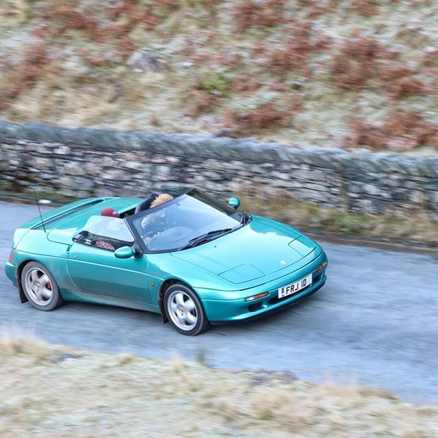 1994 Lotus Elan S2 being enjoyed on the Honister Pass, Cumbria #lotus #lotuselan #m100 #sportscar #1990s #honisterpass #lakedistrict #cumbria #greatroads ift.tt/39dkluz