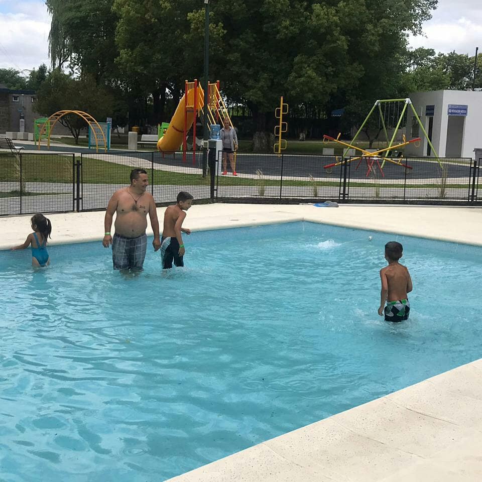 prensaUPSRA's tweet photo. Decenas de vigiladores y sus familias ya visitaron el predio de Moreno, disfrutaron de la pileta y de todas las actividades.En el Campo contamos con parrillas, juegos para los más chiquitos, pileta, realizamos actividades deportivas, recreativas y mucho más.
Los esperamos‼ https://t.co/DviqXRYrCh