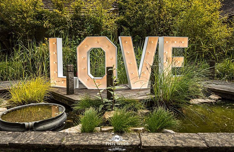 Love Letters 💡 
.
📷 @PhilWebbPhoto 🗺️ @mataracentre 💡💎 Regram @alanas_lightup_love
.
#supportlocal #cotswoldswedding #cotswoldsweddingsupplier #gloucestershirewedding #lightupletterswedding #lightuploveletters #funweddingdecorideas #glamweddingdecorideas