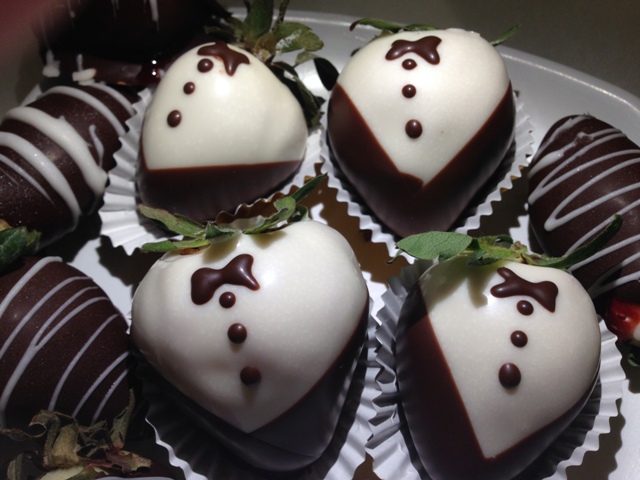 fridascafe's tweet photo. #HappyNewYear #FruitTrays #DessertTrays #FoodAndDessertForYourParties #GoldenPetitTrays #TuxedoStrawberries #FridasCafe #Homemade #Delicious #Healthy https://t.co/6KFfRLTDnD