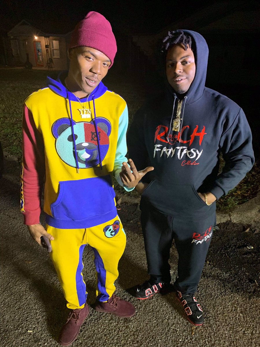 Bankroll_Bolo's tweet photo. Allis New 💸Money Bring New Friends But My Ol Friends Telling Me 🖕🏾Em..... Merry Christmas 🎁🎄Everybody #LA #RICHFANTASY https://t.co/8nvdgh0QnY