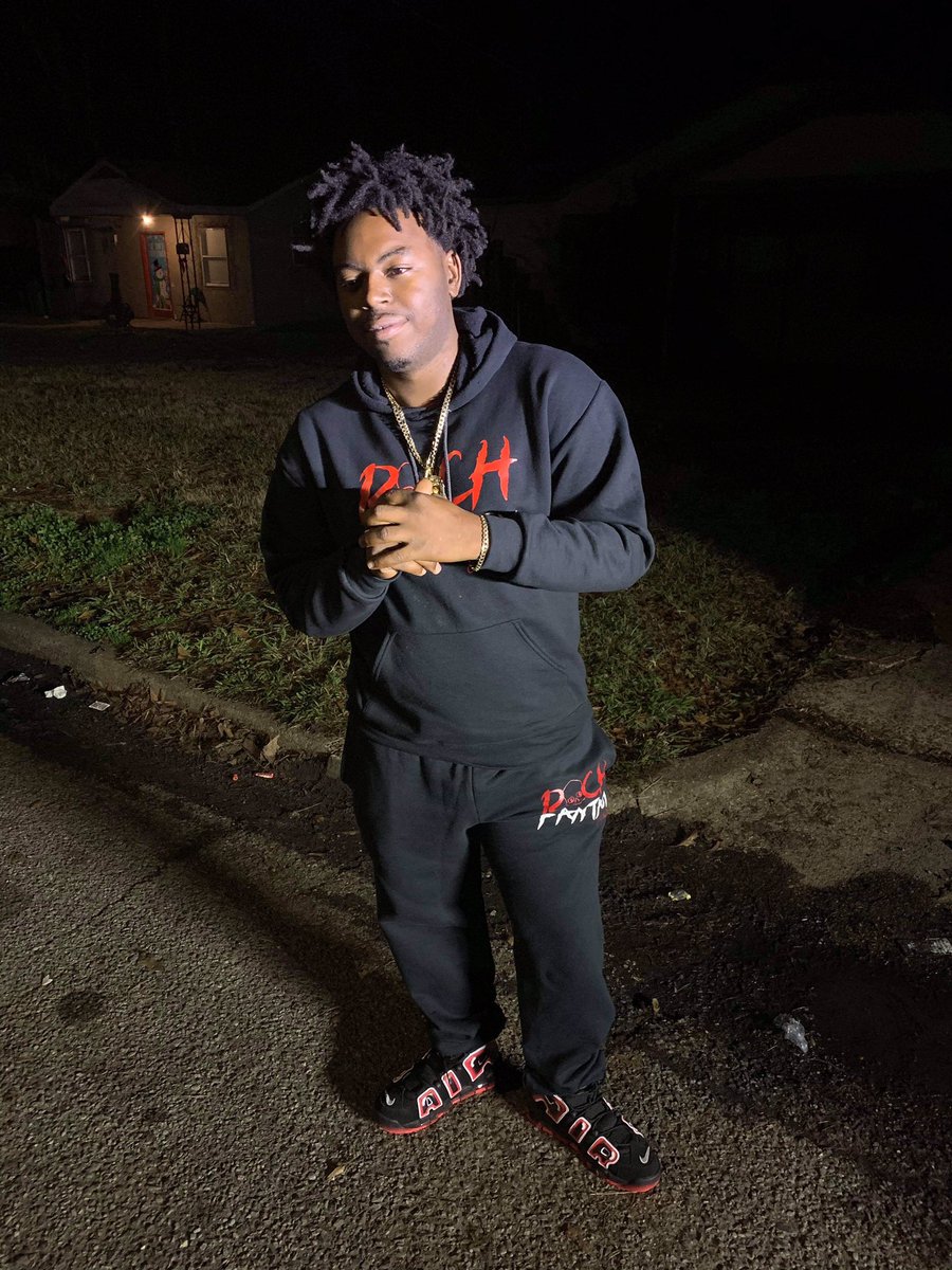 Bankroll_Bolo's tweet photo. Allis New 💸Money Bring New Friends But My Ol Friends Telling Me 🖕🏾Em..... Merry Christmas 🎁🎄Everybody #LA #RICHFANTASY https://t.co/8nvdgh0QnY