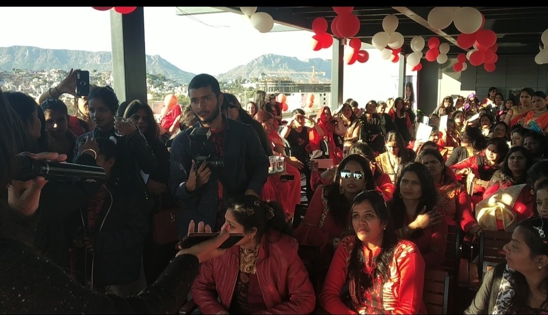 My FM 94.3 RJ द्वारा महिलाओ को होम कम्पोस्टिंग की प्रकिया के बारे मे समझाया गया #SwachhSurvekshan2020 #SwachhBharat #MoUHA #MoUHA_india