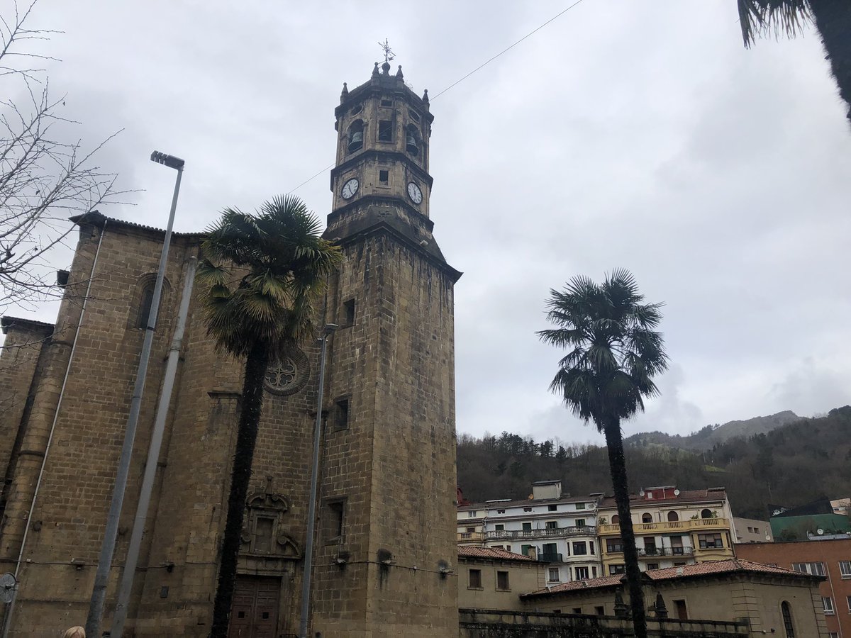 ToniBarreraEsco's tweet image. Molt bona Diada de #SantEsteve a tothom des d’#Eibar #Guipúscoa #PaísBasc #Gipuzkoa #Euskadi. Foto d’aquest matí des de l’Església Parroquial de Sant Andreu d’Eibar, amb un ambient molt núvol pel vent humit del nord-oest que hi bufava.