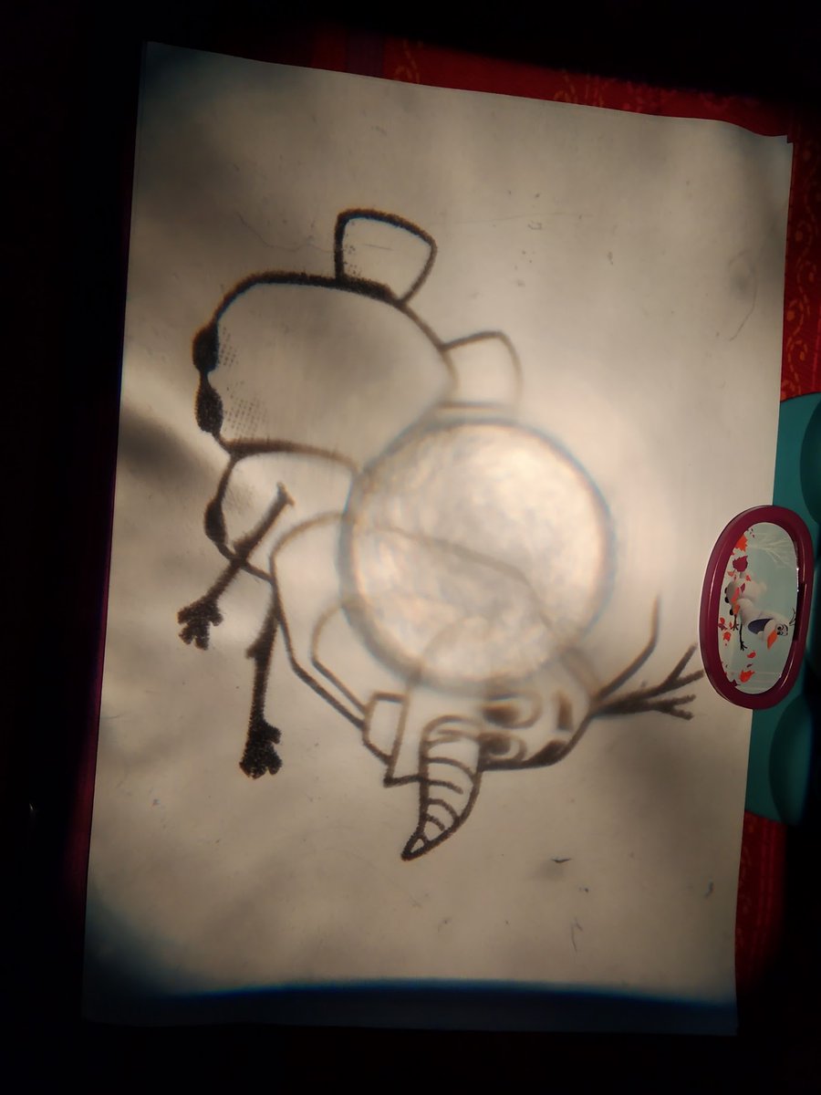 AuroraGrisan's tweet photo. @JuguetesFamosa ¿Cómo podéis vender un proyector #frozen2 para dibujar con calidad tan terrible? ¿Cómo creeis que se siente una nieta cuando #PapaNoel le trae "esto"? ¡Y es la mejor calidad posible! En  siluetas tipo Elsa el círculo borroso abarca todo! MUY MAL #JUGUETESFAMOSA https://t.co/y4SMda2UO8