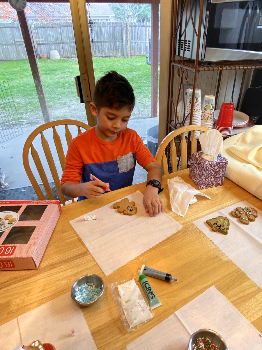 MrsMayberryPreK's tweet photo. Decorating Christmas cookies with my sweeties at my Mom’s house. @librareprincess #CentralSelfie #GingerbreadCookies https://t.co/GH5AxPq94X