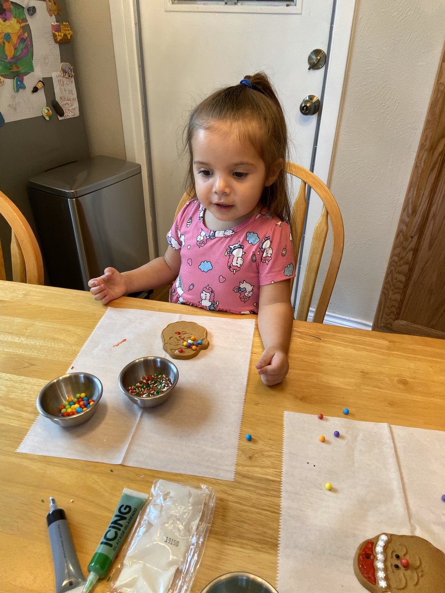 MrsMayberryPreK's tweet photo. Decorating Christmas cookies with my sweeties at my Mom’s house. @librareprincess #CentralSelfie #GingerbreadCookies https://t.co/GH5AxPq94X