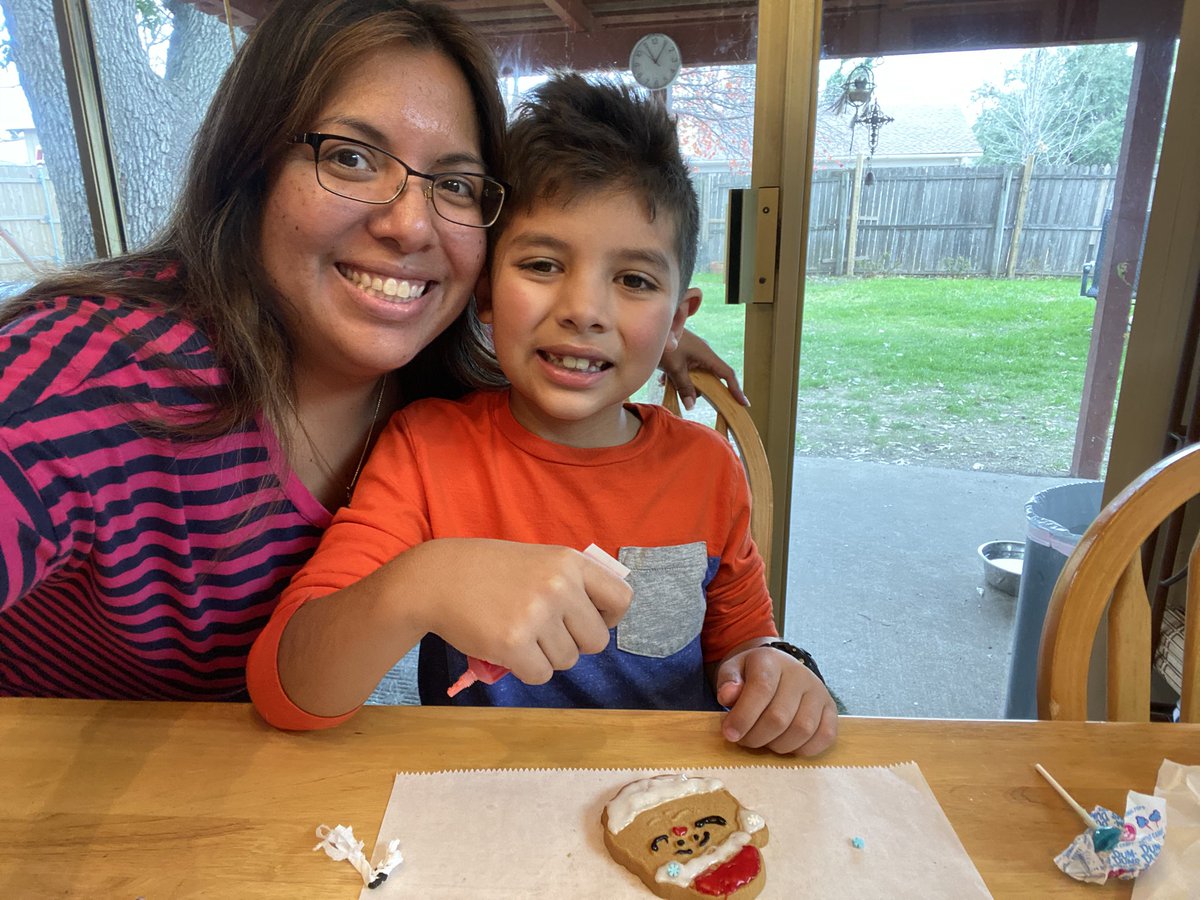 MrsMayberryPreK's tweet photo. Decorating Christmas cookies with my sweeties at my Mom’s house. @librareprincess #CentralSelfie #GingerbreadCookies https://t.co/GH5AxPq94X