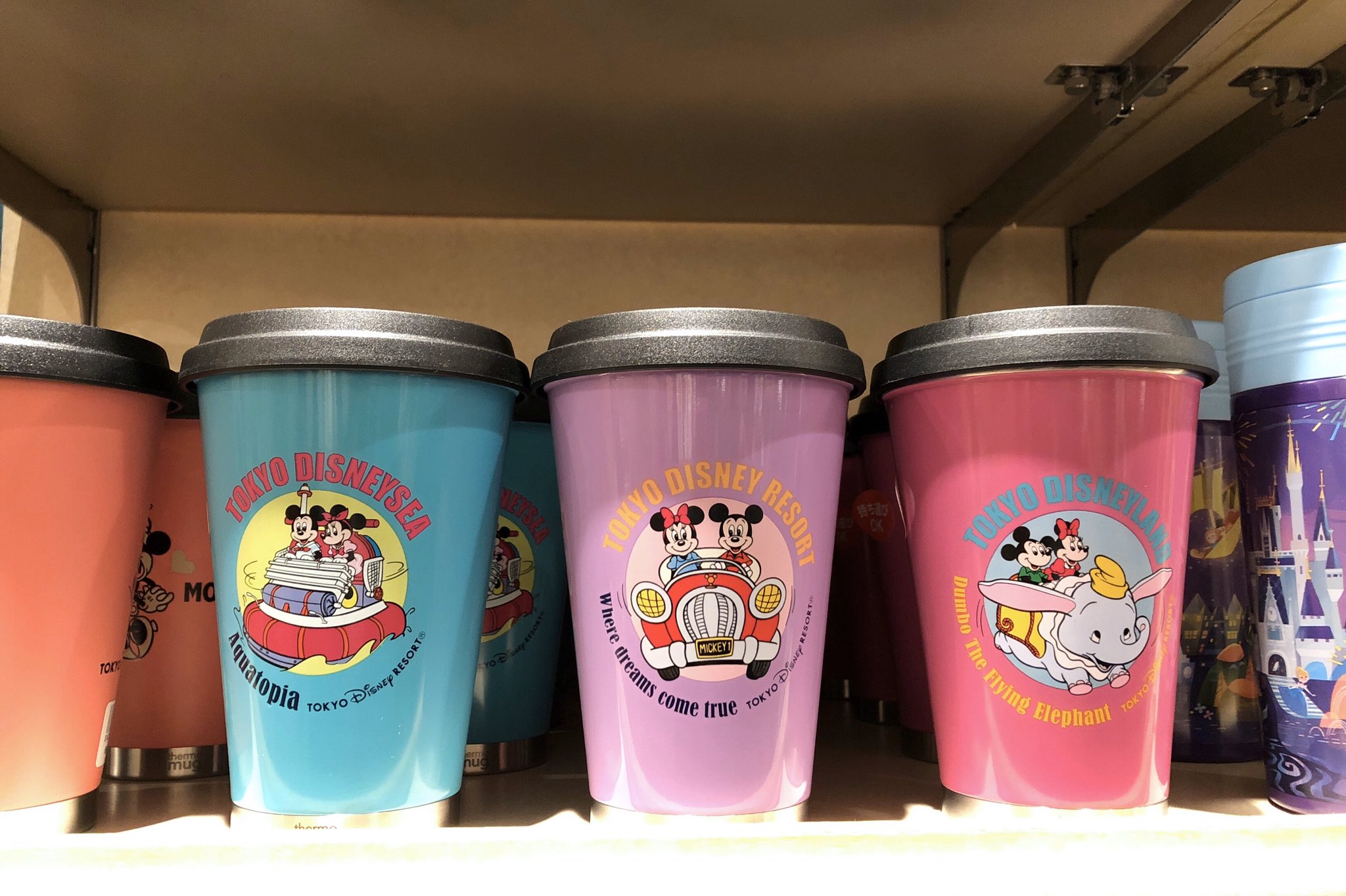 ハワイアンディズニー グッズ ディズニーリゾート レトロデザインの新作タンブラー 販売中です お値段 3 100円 購入代行をご希望の方はお気軽にお問い合わせください タンブラー ディズニータンブラー レトロデザイン ディズニー