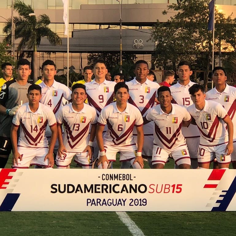 espve_'s tweet photo. ¡Con el 6 en el pecho¡ En nuestro #TBT recordamos la participación de nuestro Aaron Rodríguez con la @vinotintosub15 en el Sudamericano de Paraguay 2019. Aaron fue titular en los cinco partidos, jugando completo y sumando 450 minutos en el plano internacional ¡Allá vamos! https://t.co/CfTLbeRcWP