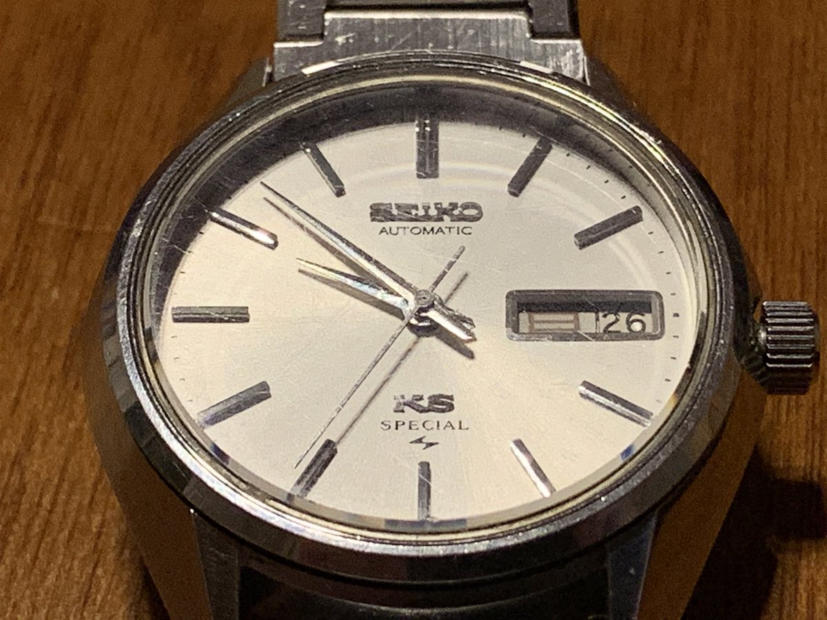 Alcinist キングセイコーの腕時計 製造は1975年なので44年前 このモデルは同年4月 12月の短期間製造だったそうです 曜日表記の漢字が渋いんです 土曜日は青で 日曜日は赤です 当時の日本の最先端技術が 今も時を刻んでいます 似合う男に