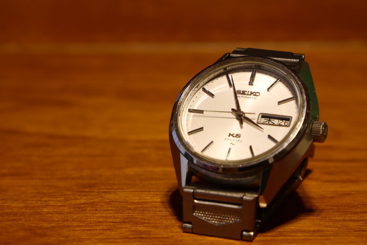Alcinist キングセイコーの腕時計 製造は1975年なので44年前 このモデルは同年4月 12月の短期間製造だったそうです 曜日表記の漢字が渋いんです 土曜日は青で 日曜日は赤です 当時の日本の最先端技術が 今も時を刻んでいます 似合う男に