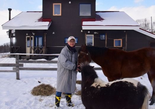 自宅を兼ねる喫茶店で馬との交流を提供してきた平山さん