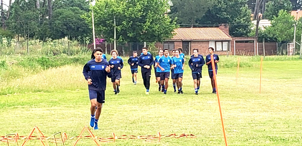 darwin_correa's tweet photo. Se entrego equipamiento al seleccionado sub 17 de Maldonado que se prepara para el torneo Nacional de Selecciones. Equipos cortos y largos de entrenamiento, remera pantalon y campera de viaje, bolsos mochila y pelotas nuevas de entrenamiento. 🐳⚽️
#LigaMayor #VamosLaBlanca https://t.co/vS4GEsEWIP