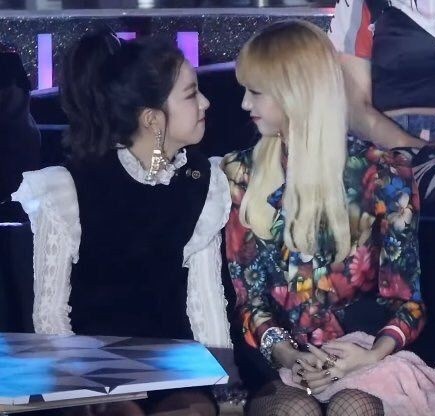 The way Jisoo stays always close to Lisa during award shows knowing how shy she can get
