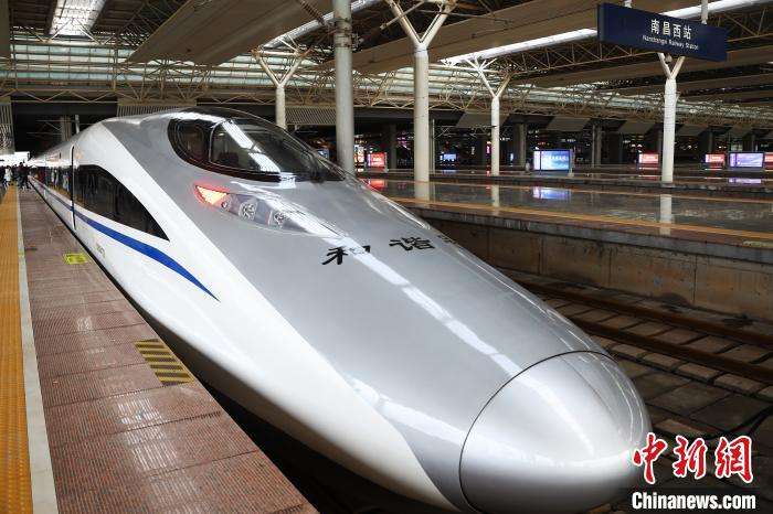 The operator of the Beijing-Shanghai high-speed railway started its initial public offering on Wednesday, a move that will boost the opening-up and marketization of State-owned enterprises, industry insiders said. on.china.cn/35Znz2Q