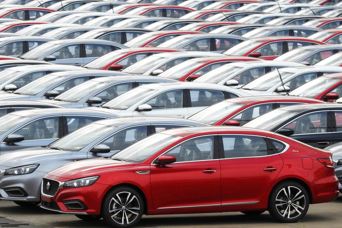 CARAutoReports's tweet photo. For the 17th consecutive month Auto Sales in China fell, even EV sales have fallen 43.7 % in November and 45.6% in October, after-sales had jumped up 62% last year. What could this mean for the world auto market at large? #autosales #EV #China #economy https://t.co/V9BJpIuFg2 https://t.co/pflfuvjVI2