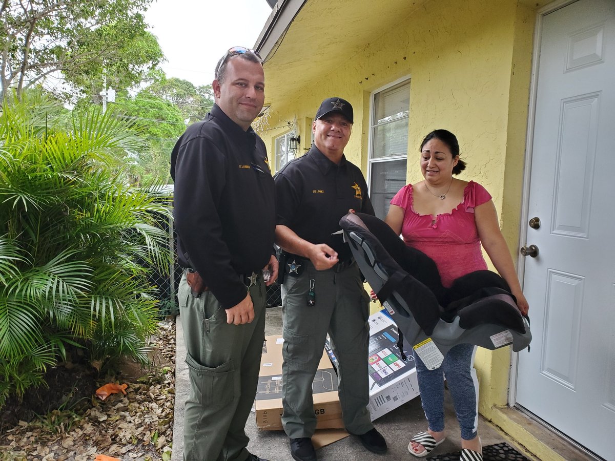 This resident from #WestgateCommunity was very surprised when our deputies knocked on her door to deliver a car seat. The family has a child, but they didn't have a car seat for their little boy. 🎁#DayAfterChristmas