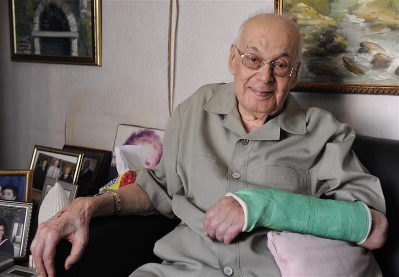 إنّه الرئيس سليم الحص
من آخر الحكّام اللبنانيين الآوادم على قيد الحياة (٩٠ عام)

- شغل منصب رئيس مجلس الوزراء خمسة مرّات ولمدّة  ١٠ سنوات
- كان وزيراً خارج حكومته ثلاثة مرّات  لمدّة ٦ سنوات
-كان نائبا في البرلمان لدورتين لمدة  ٨ سنوات.

لم يمتلك عقارات داخل وخارج لبنان،