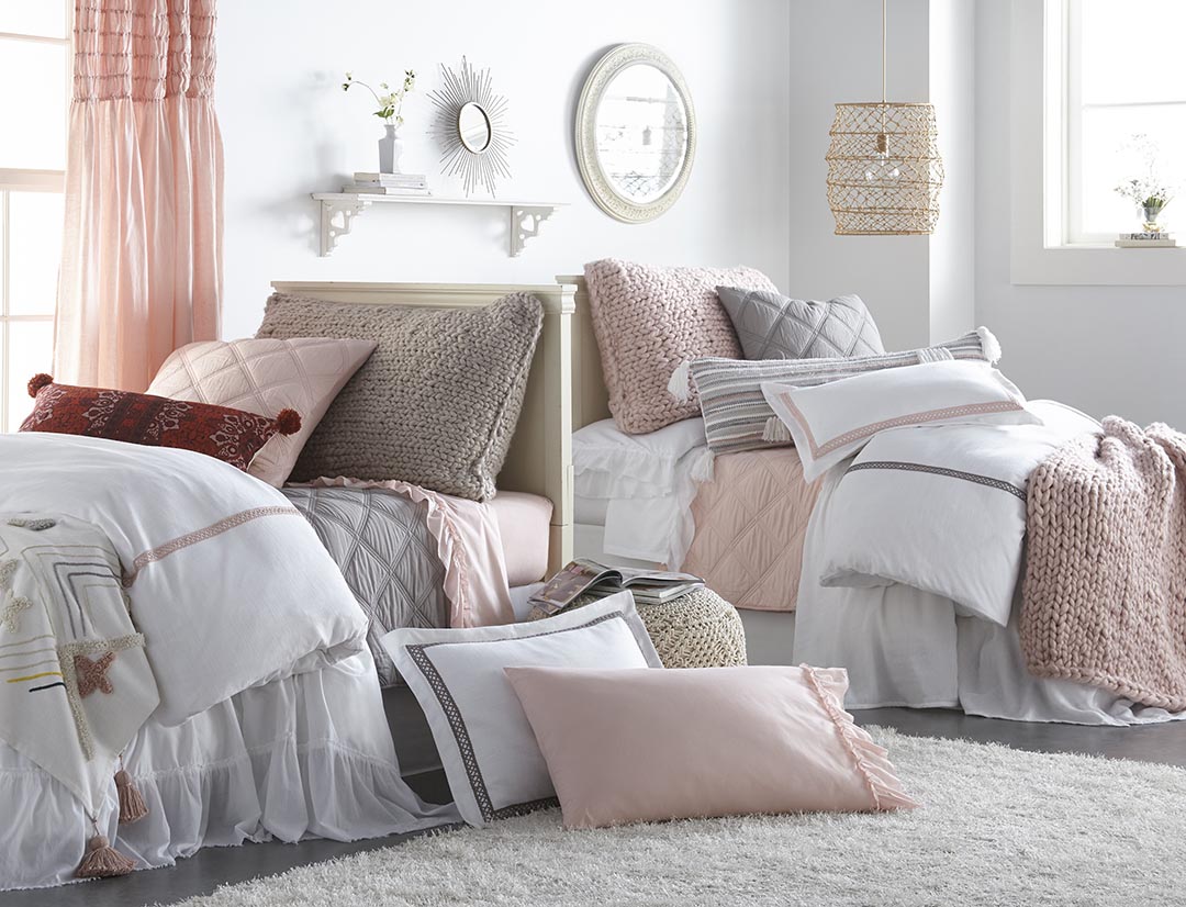 AmericasMartATL's tweet photo. Sleeping in a little bit later this morning. Comfiness courtesy of @amityhome. #AltMkt https://t.co/O4mO7hkRzq