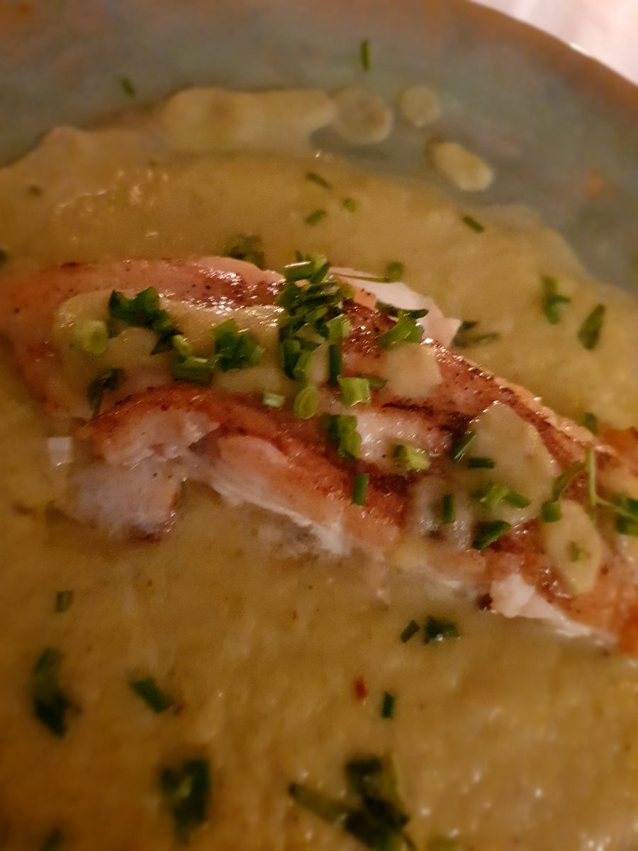 Kibbeling met saus. Maar dan héél kerstelijk! Echt heeeeeel kerstelijk.