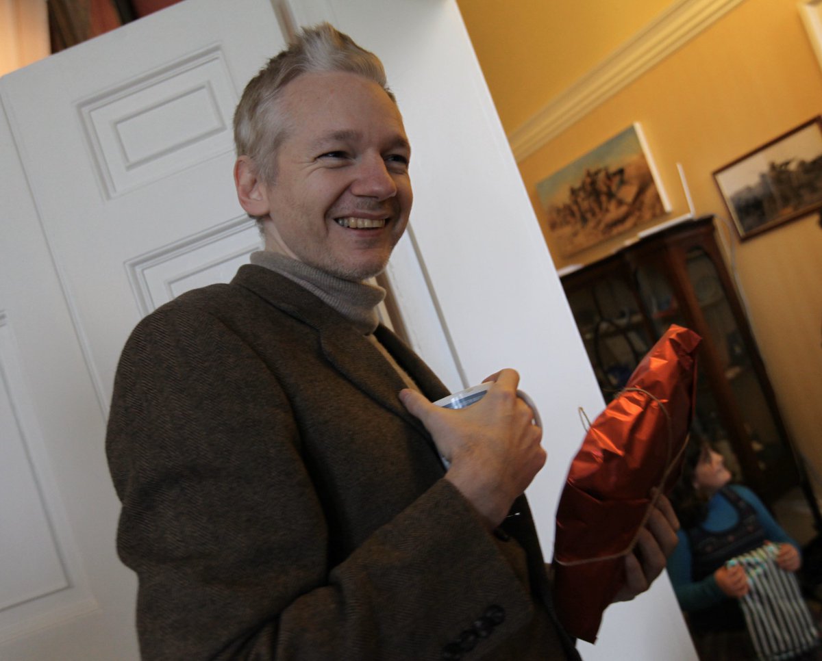 VaughanSmith's tweet photo. Julian Assange called my family from prison this Christmas Eve while we were preparing for dinner. Please spare a thought for him. He spoke to my wife, Pranvera and our girls - who remembered Christmas with him in 2010 when he was our guest while on bail. 
#politicalprisoners https://t.co/uM004M2UDG