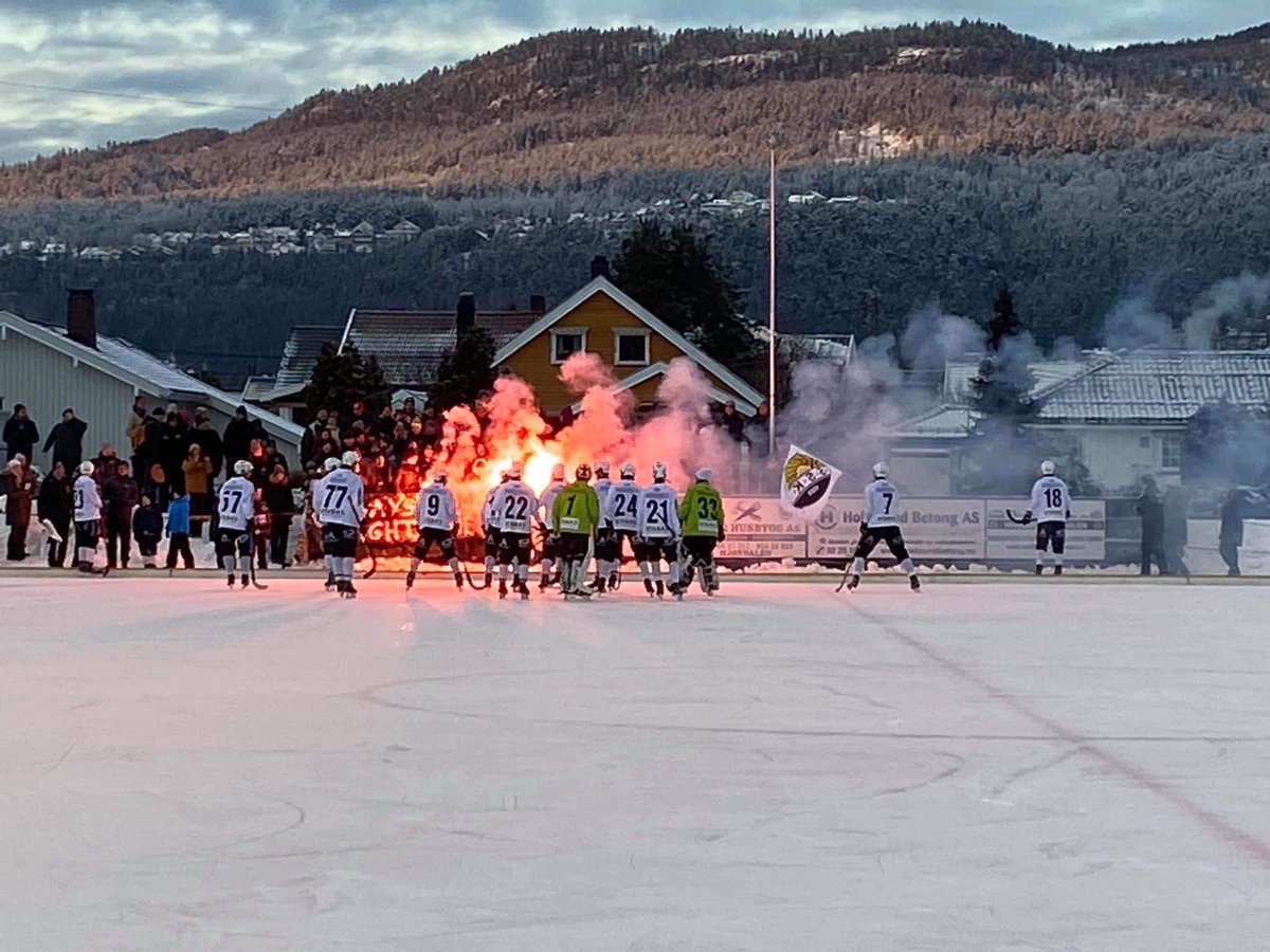 enhalvliter's tweet photo. Derbydag!🔥(3050 v. Solberg Bandy) over 800 tilskuere, liv på tribunen og brennevin på innerlomma. #juletradisjon https://t.co/mMSdLE9SMY