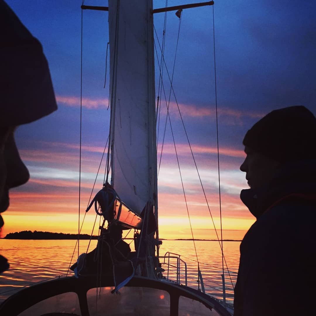 JeanneauAmerica's tweet photo. Winter sunsets 👍 📸 @sailing_fuga #jeanneau #jeanneauyachts #jeanneauowners #sailing #saillife #sailinglife #boatlife #sailingyacht #wintersunsets #beautifulsunsets #boatphotography #jeanneaulife https://t.co/EUBoXCsxwC