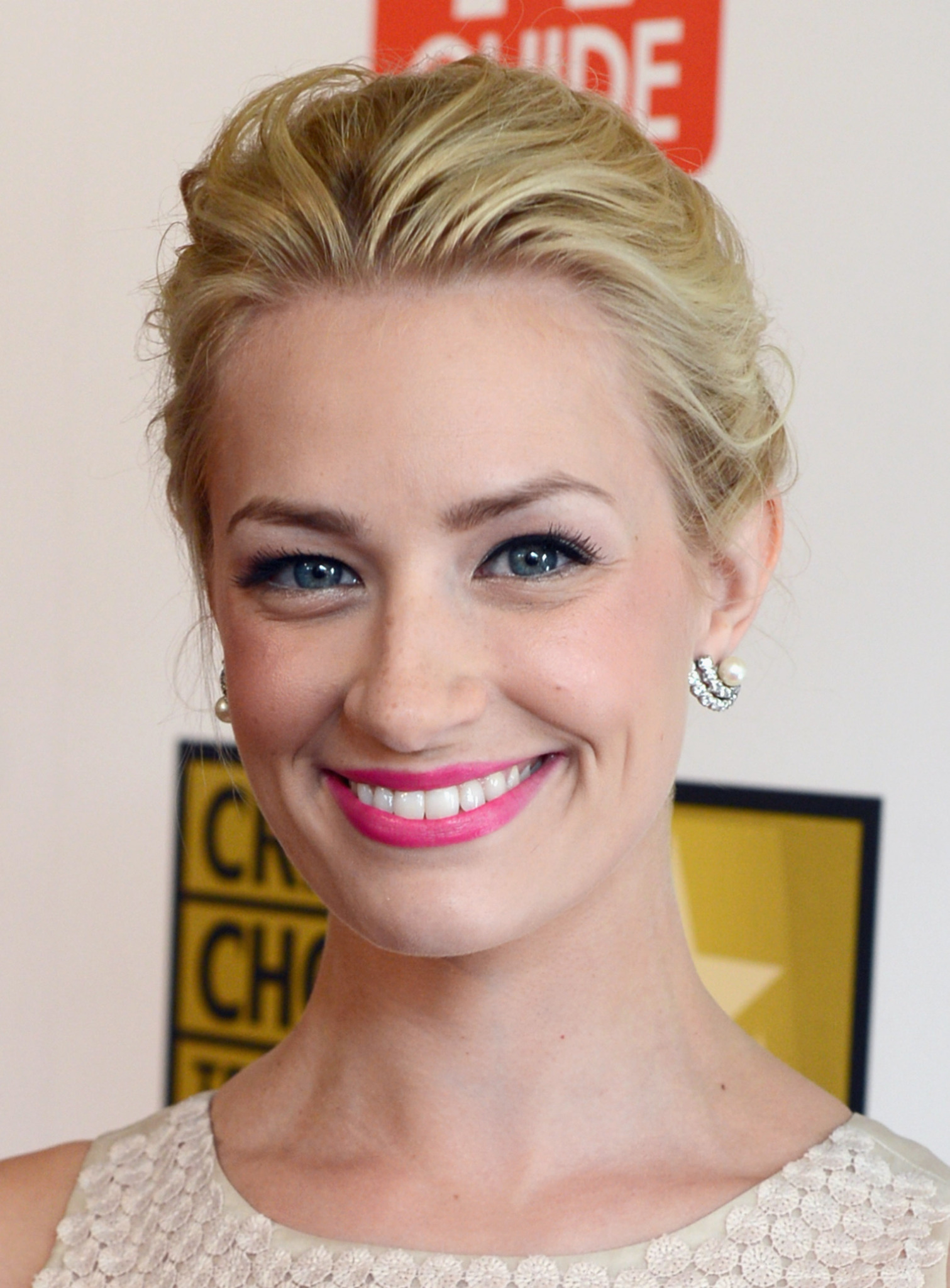 Happy Birthday to Beth Behrs who turns 34 today! 