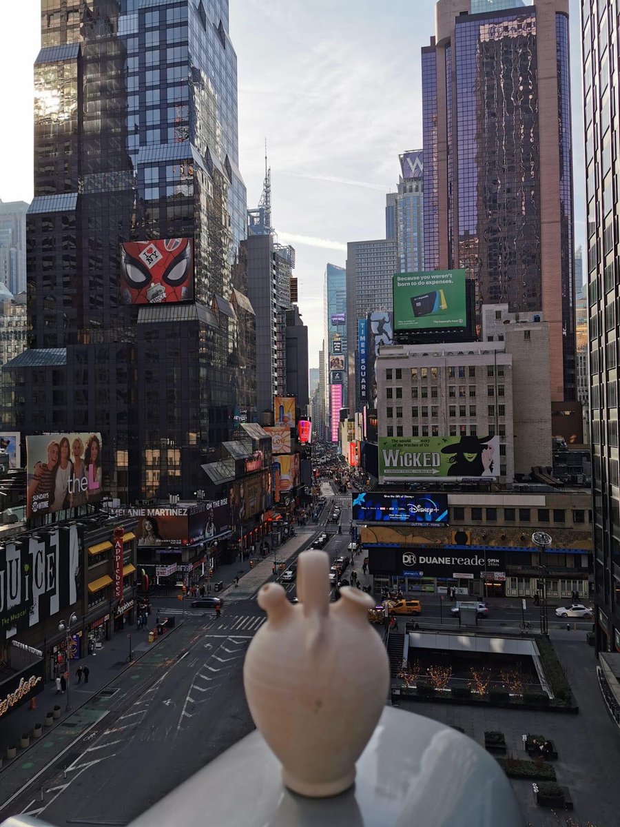 lramblanoticias's tweet photo. Nuestra paisana Mª Jose Doblas nos envía esta fotografía desde Nueva York, un botijo de Alfarería El Yiyo en Time Square. 

El Times Square es una intersección de calles en Manhattan (Nueva York, Estados Unidos). https://t.co/yw1ObPfqgA