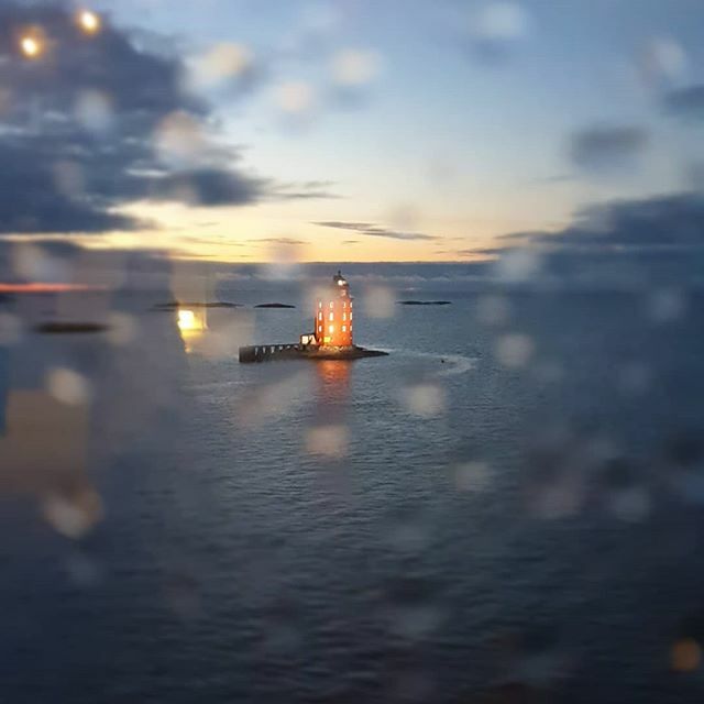 lukashoi's tweet photo. Lighthouse through a rainy window

#travel #norway #livetotravel #family #christmas #lighthouse #sea https://t.co/JZ93dHvvbe https://t.co/BCeQw9p8pe