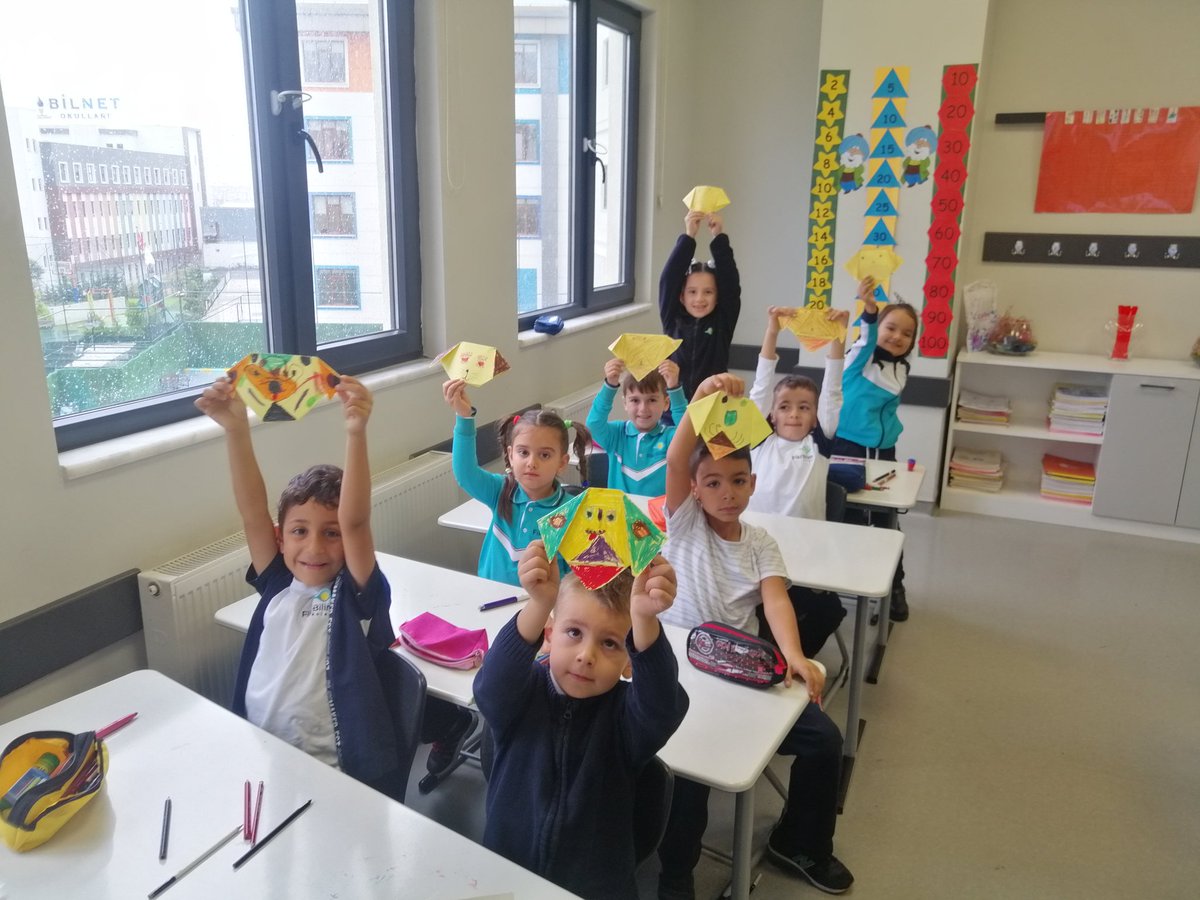 steammakerfbk's tweet photo. Origami matematik algoritmasıyla desteklenerek; yeni  tasarımların alt yapısını oluşturuyor.Tıbbı cihazlardan kalp açıcı robotlar; origamideki su topu modeli baz alınmış.1.sınıflarımız ise origami ile algoritma öğreniyor. #unpluggedcoding 
@fikribilimkolej https://t.co/3Z95rXNK9l