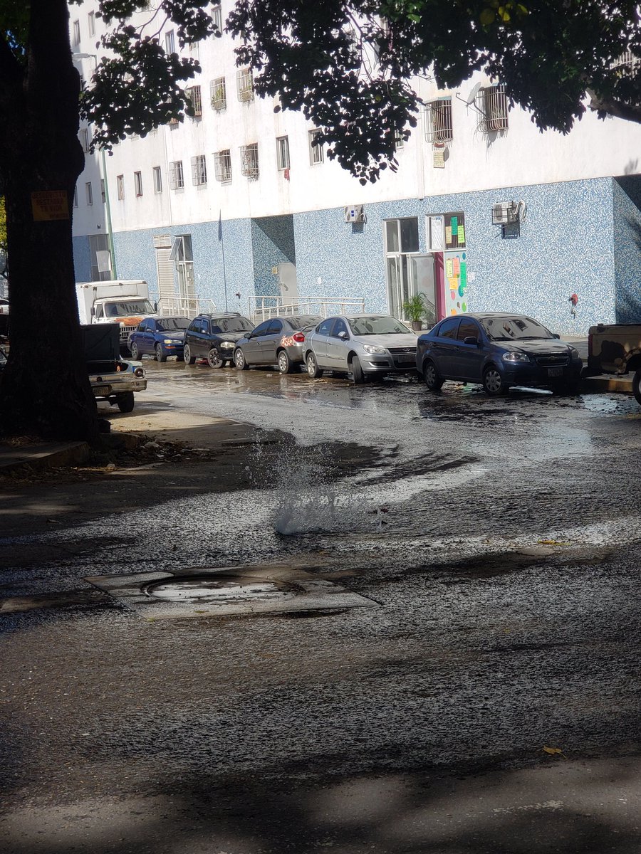 alexanderVF84's tweet photo. @HIDROCAPITALca tubería rota de agua blanca en los chaguaramos. Tiene más de dos días botandose el agua. @DPresidencia @NicolasMaduro #Caracas #Venezuela https://t.co/vYVWKUCQDM