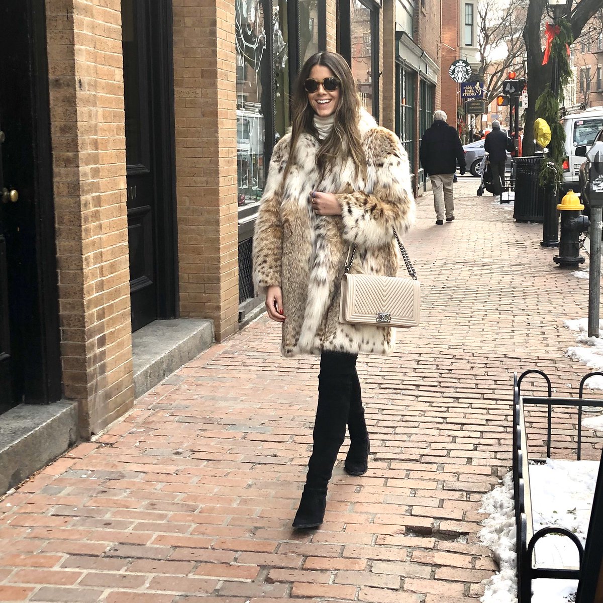 vintagetastebos's tweet photo. Linsey is #stunning is this amazing #robertocavalli #lynx #fur #coat #chanel #herringbonechain #boybag #stuartwietzman #suedeboots & #triwa #ingrid #sunnies the best designers in the world at #vintagetaste #boston #hermes #chanel #gucci #louisvuitton https://t.co/LxzeY2ZxpV