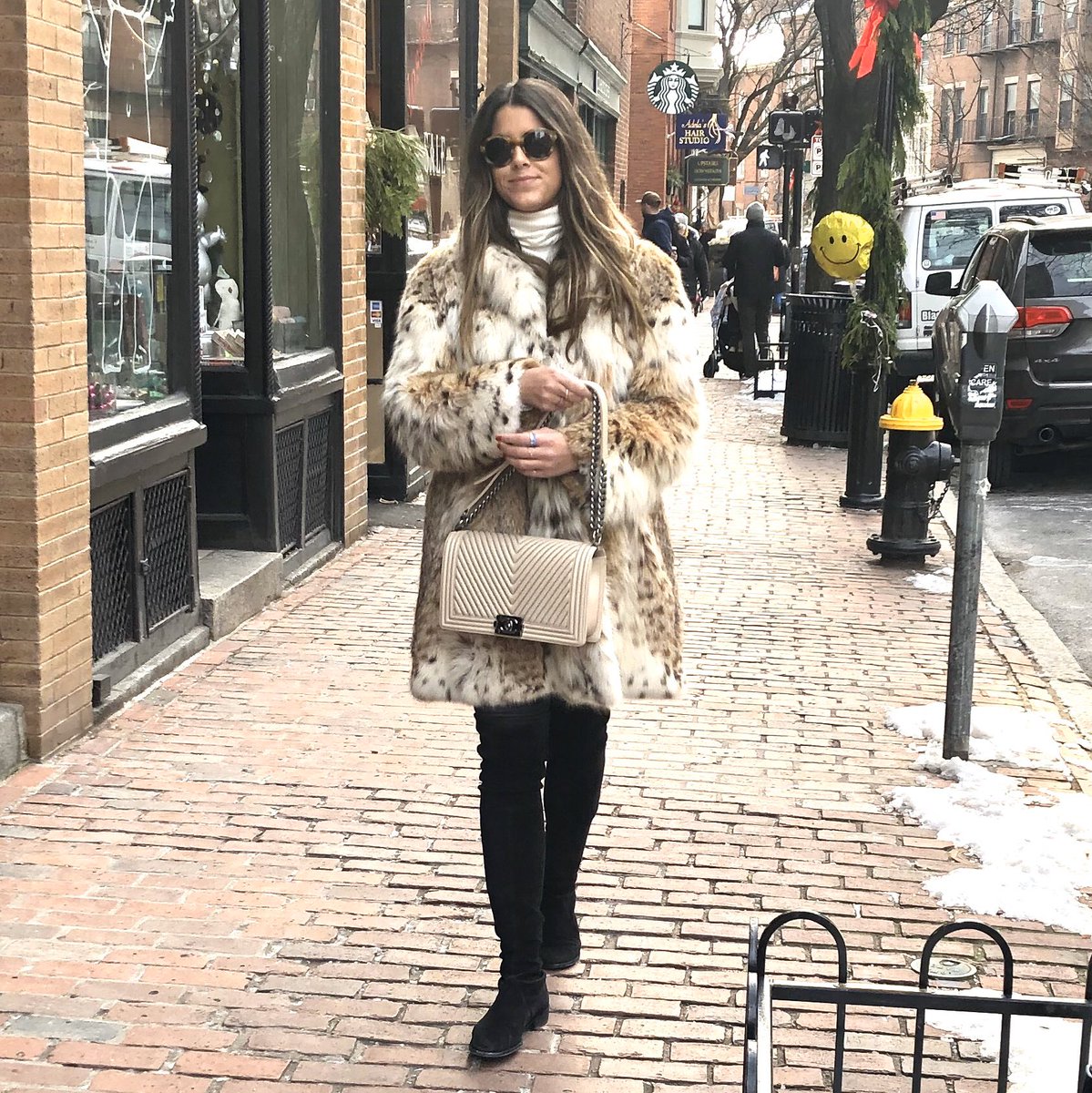 vintagetastebos's tweet photo. Linsey is #stunning is this amazing #robertocavalli #lynx #fur #coat #chanel #herringbonechain #boybag #stuartwietzman #suedeboots & #triwa #ingrid #sunnies the best designers in the world at #vintagetaste #boston #hermes #chanel #gucci #louisvuitton https://t.co/LxzeY2ZxpV