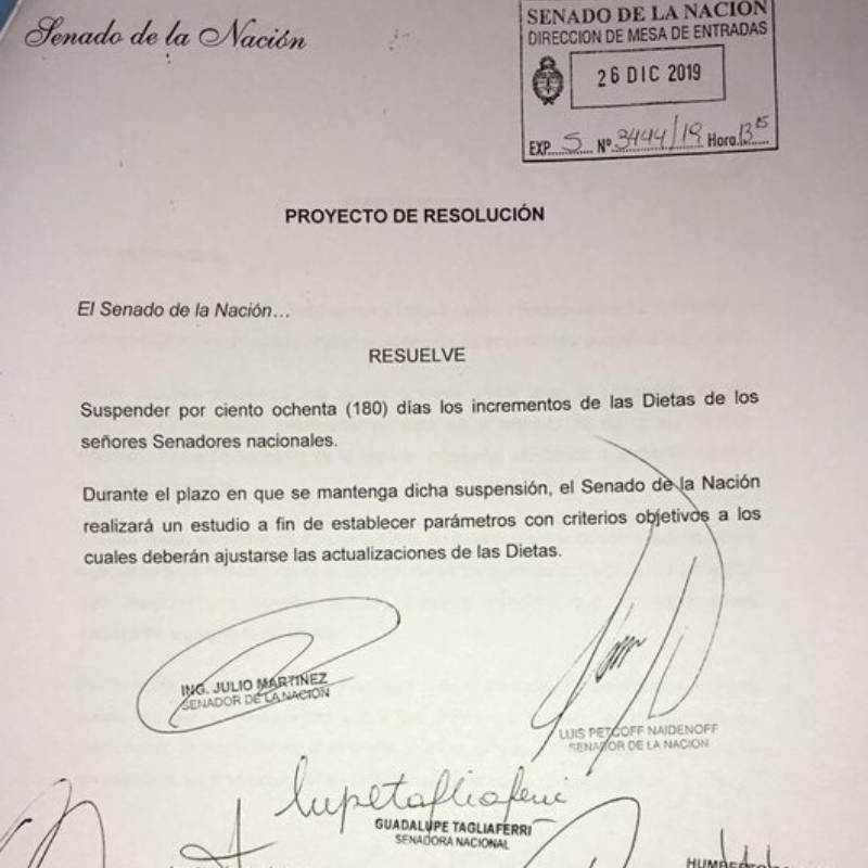 todonoticias's tweet photo. Los senadores nacionales de Juntos por el Cambio presentaron un proyecto para congelar sus dietas por 180 días. https://t.co/jHRDOKckWi