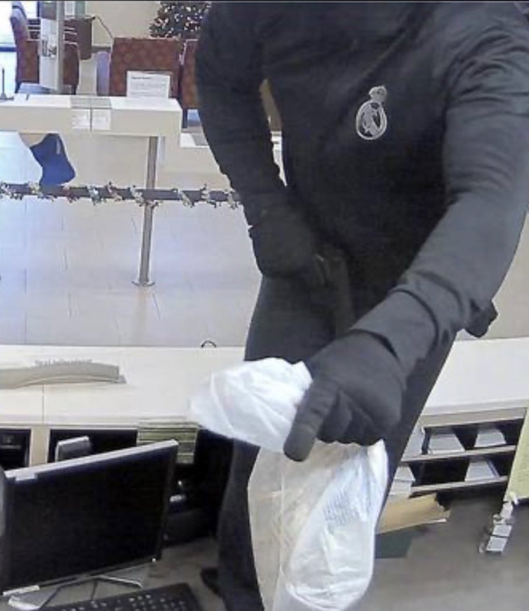 OfficialJoelF's tweet photo. The FBI is looking for this person seen on surveillance robbing a Wells Fargo in Miramar Square this morning https://t.co/7FL0Yfmbfc