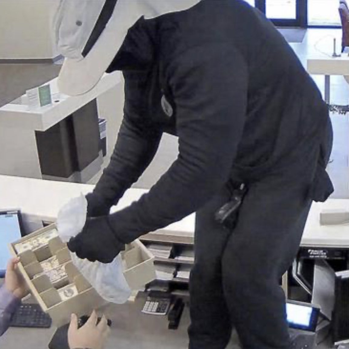 OfficialJoelF's tweet photo. The FBI is looking for this person seen on surveillance robbing a Wells Fargo in Miramar Square this morning https://t.co/7FL0Yfmbfc