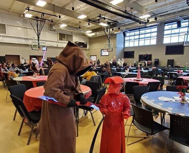 501stSPD's tweet photo. TR-61212 & GA Cadet CTR-4848 trooping for New Hope Oklahoma, which provides crucial out-of-school services to youth impacted by parental incarceration, in Tulsa (Oklahoma), Dec. 21, 2019.
๐ธ: Oklahoma Garrison
#SovereignProtectors
#DiamondGarrison
#OklahomaGarrison
#501stLegion https://t.co/EnJuHGJB3u