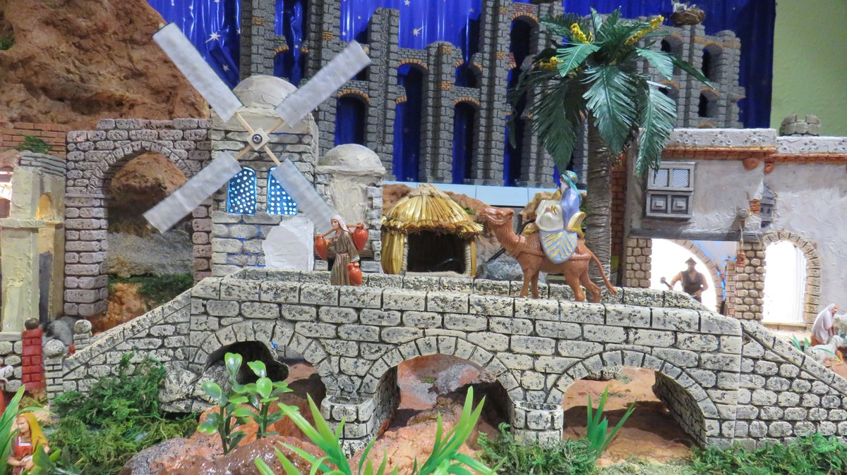 Aquí el portal de mi casa <a href="/COPEMERIDA/">COPE MÉRIDA</a>: Elaborado por mi padre, todo a mano, con porexpan (excepto las figuras). Una tradición que dura año tras año en la familia y que siempre montamos el día de la Mártir. Y cómo no, siempre con guiños  a nuestra querida #Mérida.