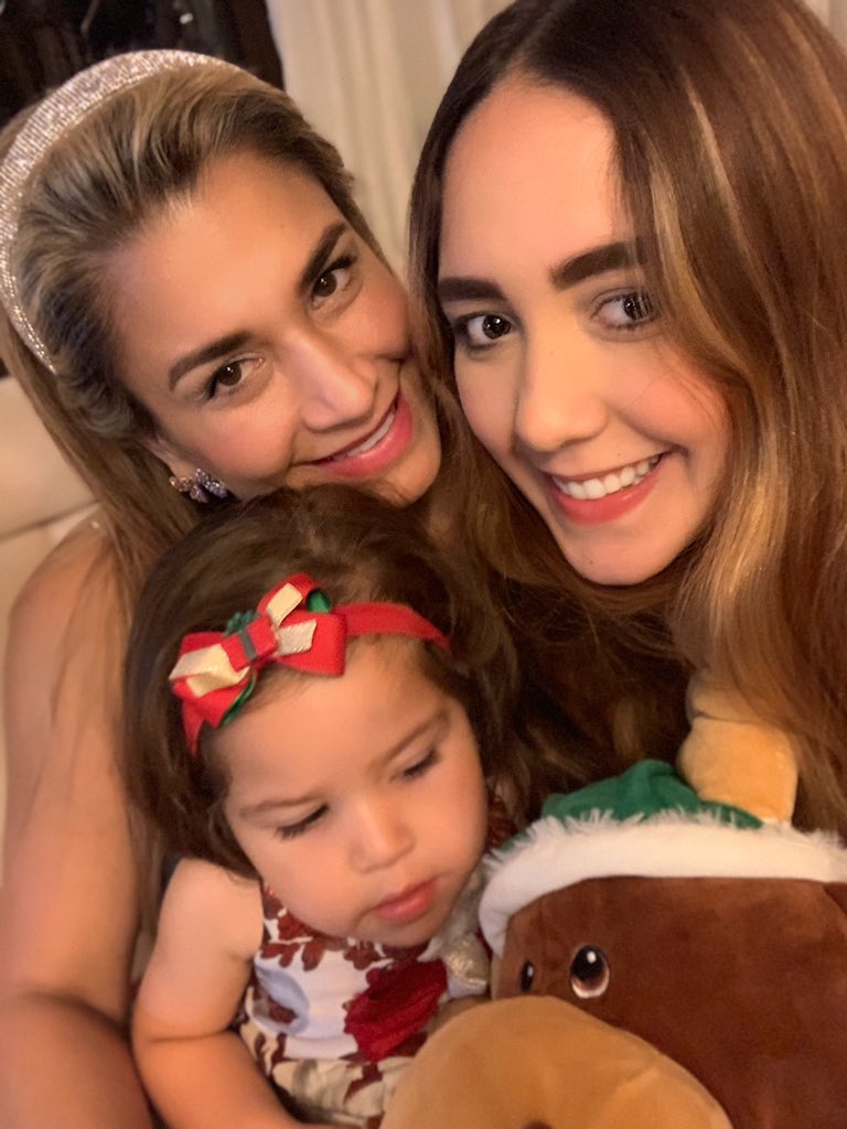 IsaFernandezO's tweet photo. Christmas eve❤️🎄🎁 https://t.co/760Inj19U1