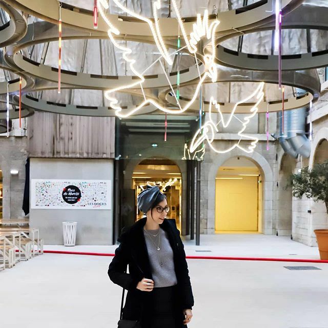 Clelia_Hypiness's tweet photo. Trop fan des décorations de Noël des @docksvillage 🦜
Vous avez vu mon dernier article sur le blog ? Le lien est en barre d'info ✨
#veganlook #ethicallook #lalarita #turban #turbanmetallise #madeinfrance #aglaiaco #hoodlamb #hoodlambcoat #ethicalblog… https://t.co/Idbvu5wjOO https://t.co/tt9c8dOJJ9
