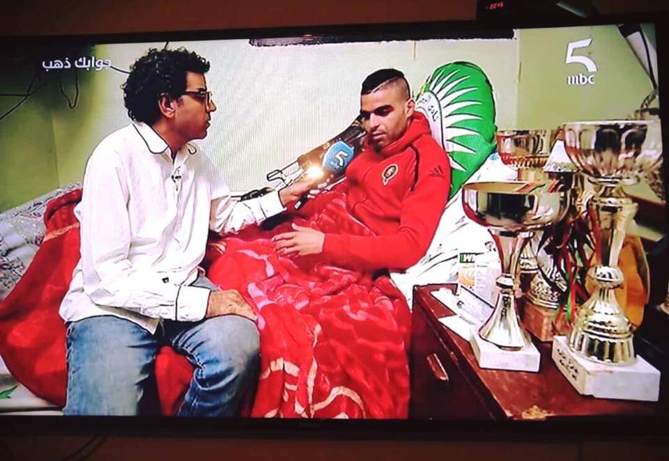 m17hayani's tweet photo. اللي تفرج ف حلقة جوابك ذهب على mbc5 اليوم داز واحد الشاب سميتو أيوب كان كيلعب مع جينيور ديال الرجاء و لعب مع بانون و بلمعلم.. دار حادثة سير و تشلل و هو يتيم الأبوين  والأم ديالو تخلات عليه لاحتو فطارو ديال الزبل و عايش مع مرأة لي رباتو لي حتى هي توفات غير ختو اللي معاوناه👇👇 https://t.co/6fq1JbOVNB