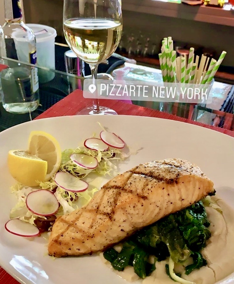 PizzArteny's tweet image. Light and filling.  Perfect for between the holidays. 
.
.
.
 
#salmon #salad #pizzarteny  #go_newyork_city #skinnypignyc #seafood #fortheloveoffood #italianfoodbloggers  (Photo by @angmaude)